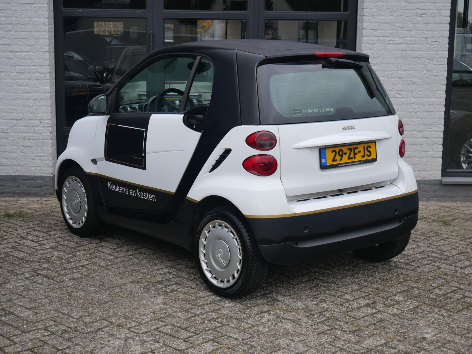 48326844-1.jpg